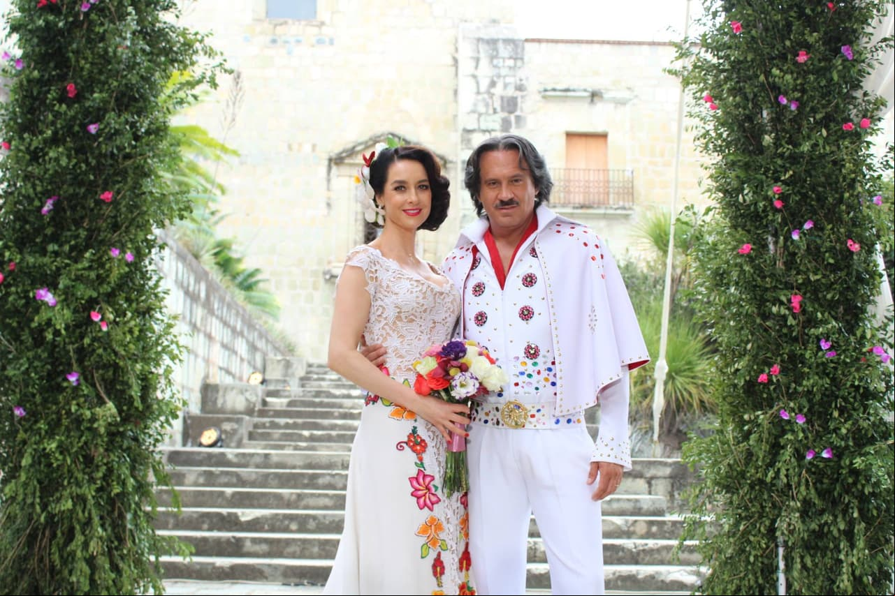 Mi Marido Tiene Más Familia (2018). En esta historia, ‘Susana’ le dio el sí ‘Pancho López’ (Arath de la Torre) en una iglesia en Oaxaca, para el evento, el personaje lució un vestido con corte de sirena con bordados coloridos, típicos de la región.
