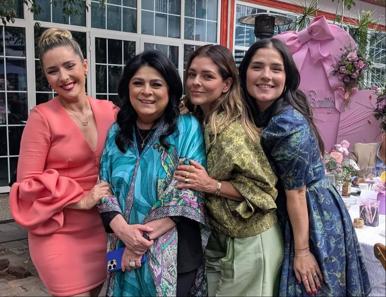 Victoria Ruffo en el bautizo de su nieta Tessa.