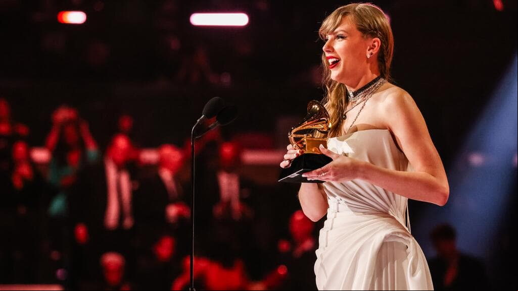Taylor Swift pareció ignorar a Céline Dion al momento en que subió a recoger el premio que ella le entregó.