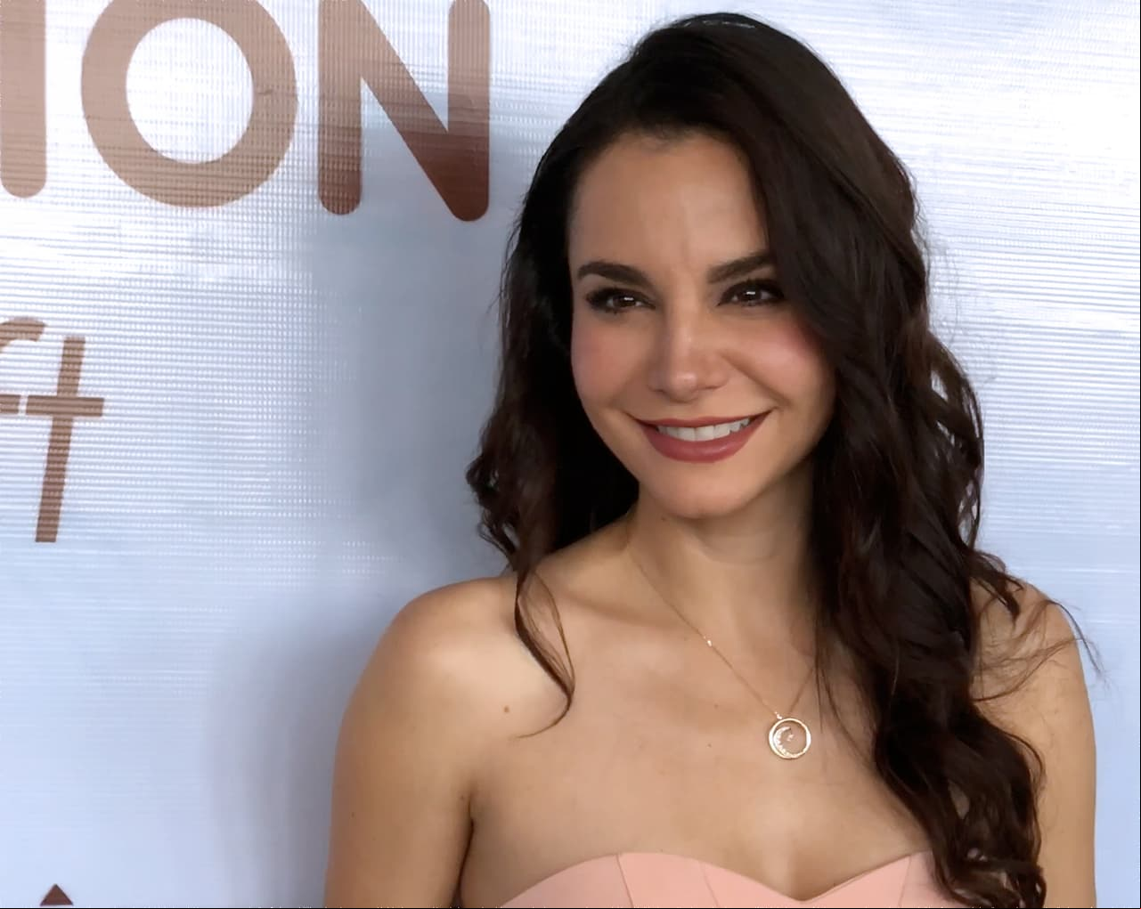 La actriz mexicana Martha Higareda pidió en la Ciudad de México denunciar acoso sexual a mujeres
