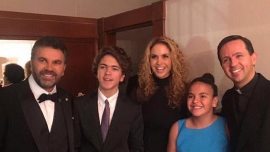 José Manuel junto a sus padres y hermana.