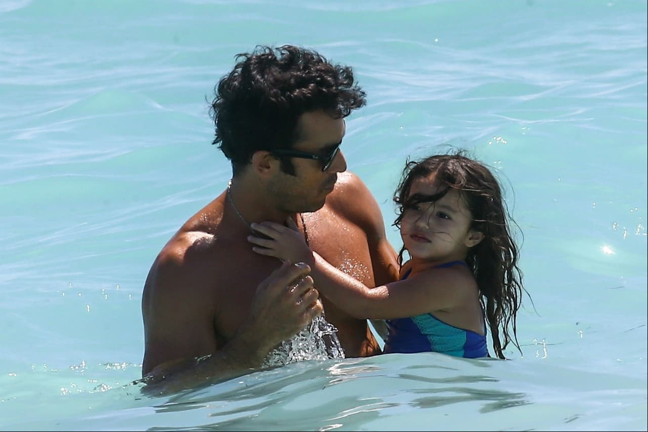 Aarón Díaz es un papá muy amoroso.