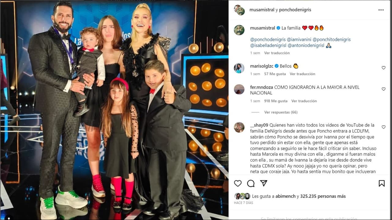 Poncho de Nigris junto a su familia.