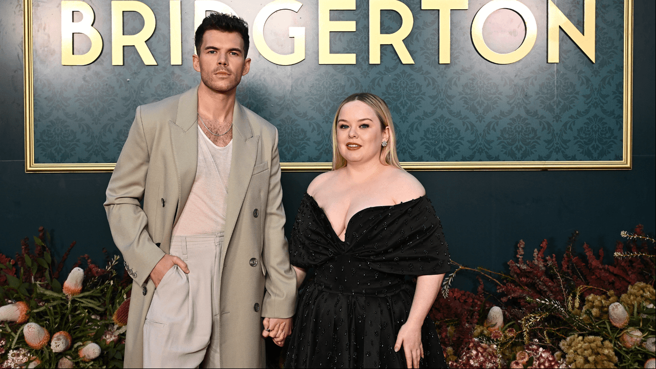 Nicola Coughlan y Luke Newton