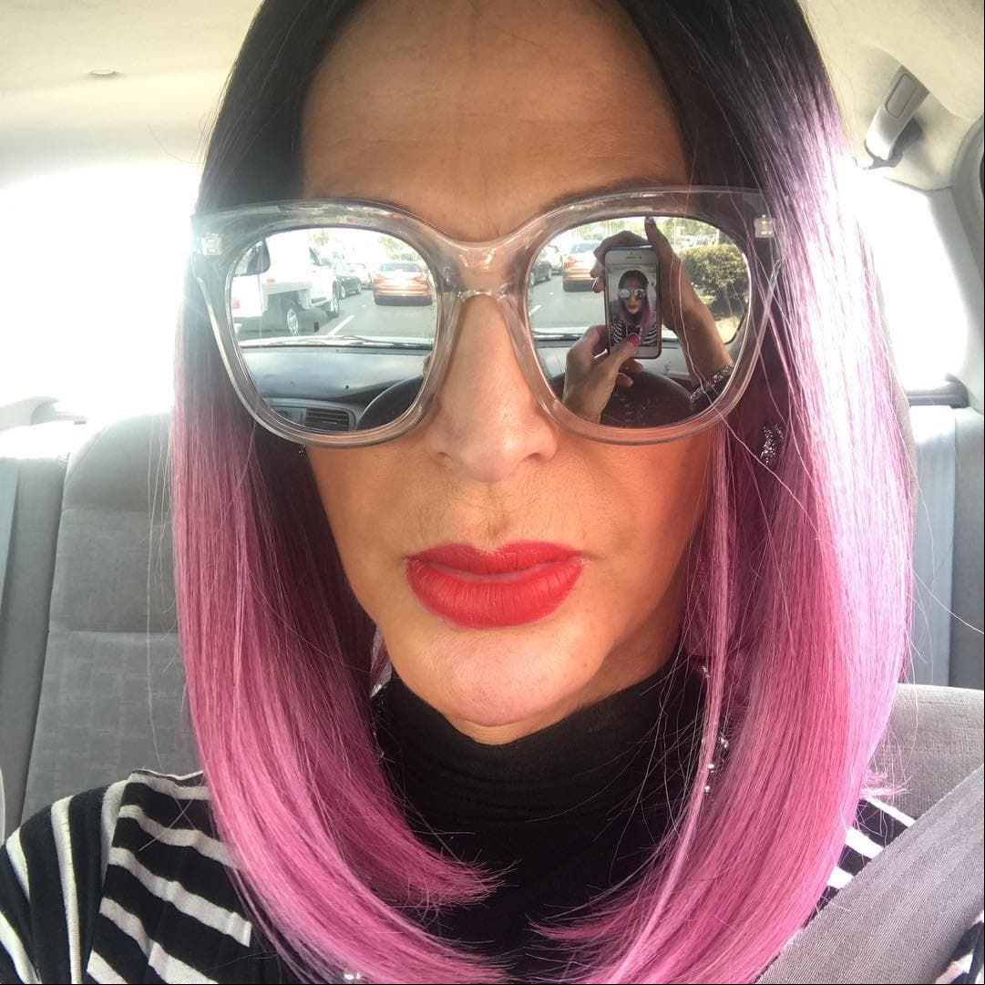 Alejandra Bogue, a quien hemos visto con el cabello completamente rosa o sólo las puntas de éste, además de varias pelucas de colores.